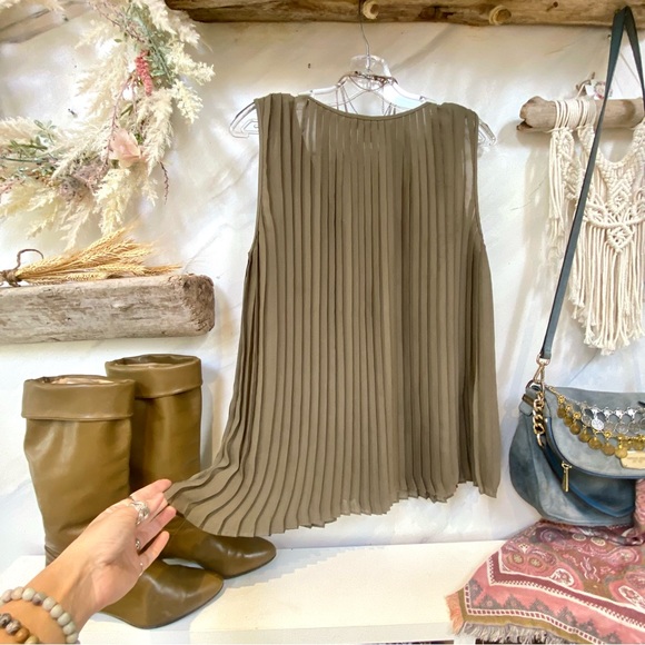 COPY - Michael KORS accordion sleeveless boho blouse in beautiful olive green c… - Picture 7 of 8